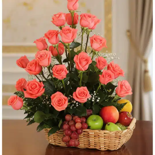 Elegante cesta de regalo con rosas salmón frescas, uvas rojas, manzanas verdes y rojas, peras y limón, ideal para ecommerce.