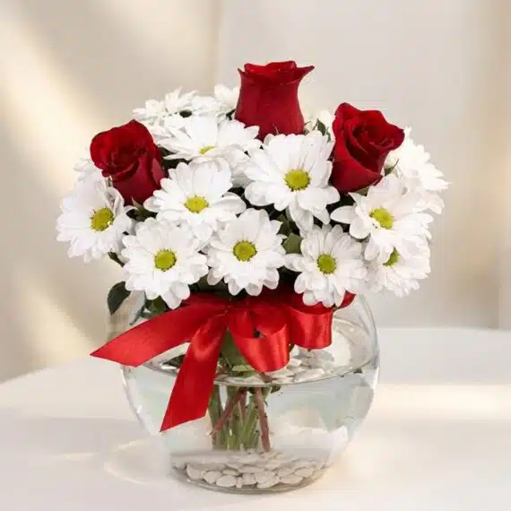 Arreglo Floral Antonietta: Rosas Rojas y Margaritas Blancas para Regalar Arreglo floral Antonietta con rosas rojas, margaritas blancas y lazo rojo en jarrón de cristal, ideal para regalar en ocasion