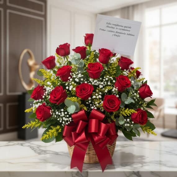 Arreglo Floral Escarlata: Rosas Rojas Frescas para Celebraciones Especiales Arreglo floral Escarlata con rosas rojas vibrantes, follaje verde y flores blancas, presentado en una cesta de mimbre con un