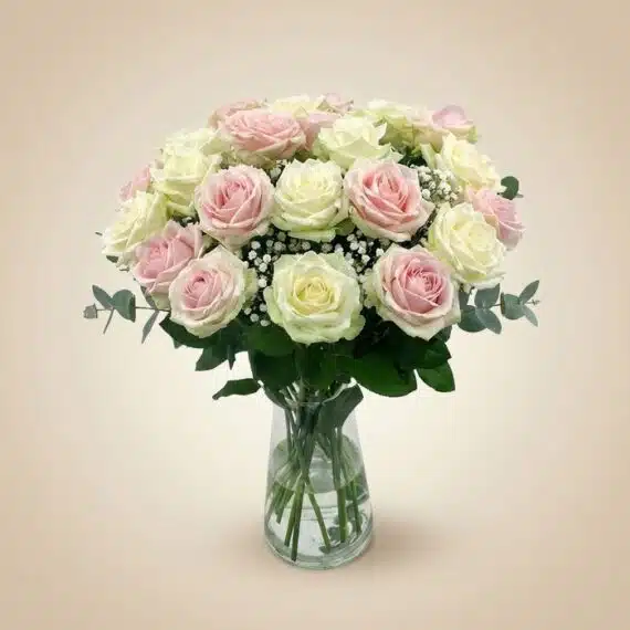 Arreglo Floral Evelin: 22 Rosas Blancas y Rosadas Frescas Arreglo floral Evelin con 22 rosas frescas en tonos blancos y rosados, complementado con follaje verde y gypsophila, presenta