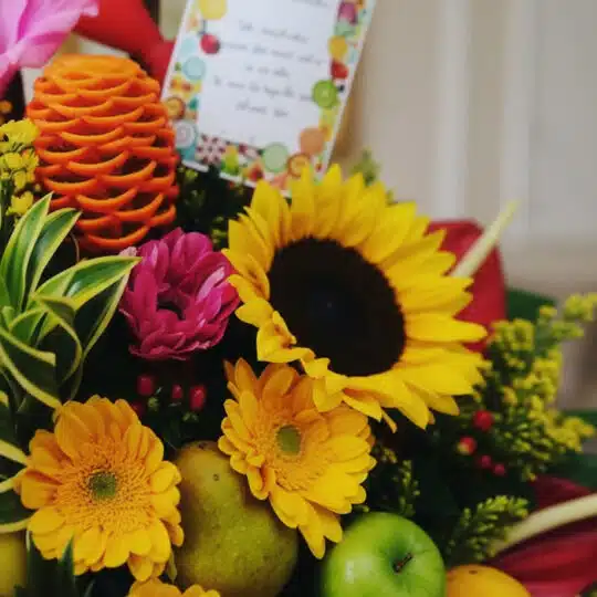 Primer plano extremo de Arreglo Floral Exótico Antídoto, mostrando texturas hiperrealistas, gotas de rocío, girasoles, gerber