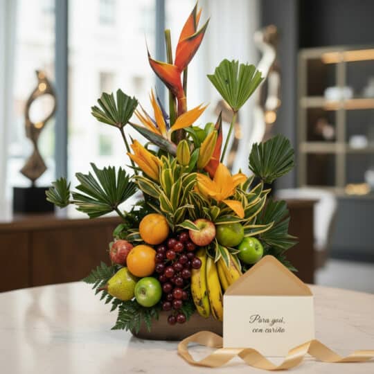 Arreglo floral exótico con frutas tropicales, lirios naranjas, aves del paraíso y hojas de palma, presentado con tarjeta de r