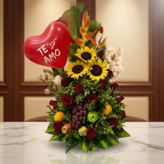 Arreglo Floral con Frutas Trópico: Elegancia y Frescura para Regalar Arreglo floral premium con girasoles, rosas rojas, frutas tropicales (uvas, manzanas, naranjas) y un globo rojo de corazón co