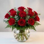 Arreglo floral Graziella con 12 rosas rojas frescas en un jarrón de cristal, ideal para regalar en cualquier ocasión especial