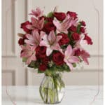 Arreglo floral Nabila con 30 rosas rojas y lirios rosados en un jarrón de cristal, ideal para ecommerce.