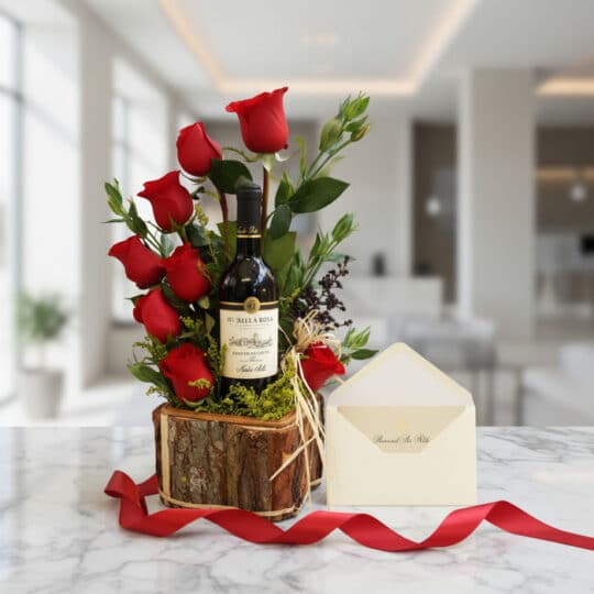 Arreglo floral VERITA con rosas rojas frescas, botella de vino tinto, tarjeta de regalo elegante y cinta satinada roja sobre