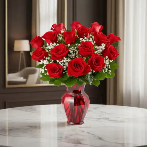 Jarrón Amor Incondicional: Rosas Rojas Frescas para Expresar Sentimientos Jarrón Amor Incondicional con un hermoso arreglo de rosas rojas frescas y follaje verde, sobre una mesa de mármol en un elega