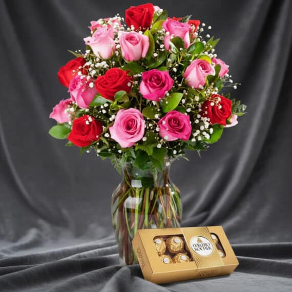 Jarrón Te Extraño: Elegante Arreglo Floral con Rosas Rojas y Rosadas Jarrón Te Extraño con un hermoso arreglo de rosas rojas y rosadas, complementado con follaje verde y pequeñas flores blancas,