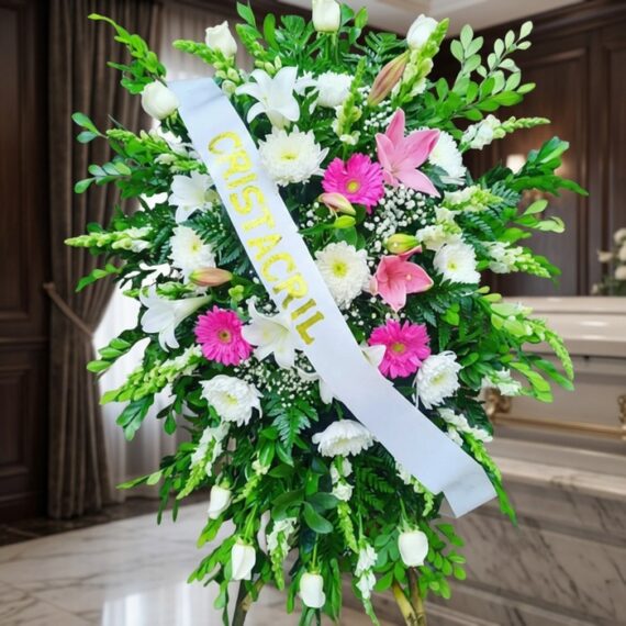 Pedestal Fúnebre Sagrado: Elegancia Floral para Homenajes Póstumos Pedestal fúnebre Sagrado con flores blancas, lirios, crisantemos y toques de gerberas rosas, en una sala de velación premium