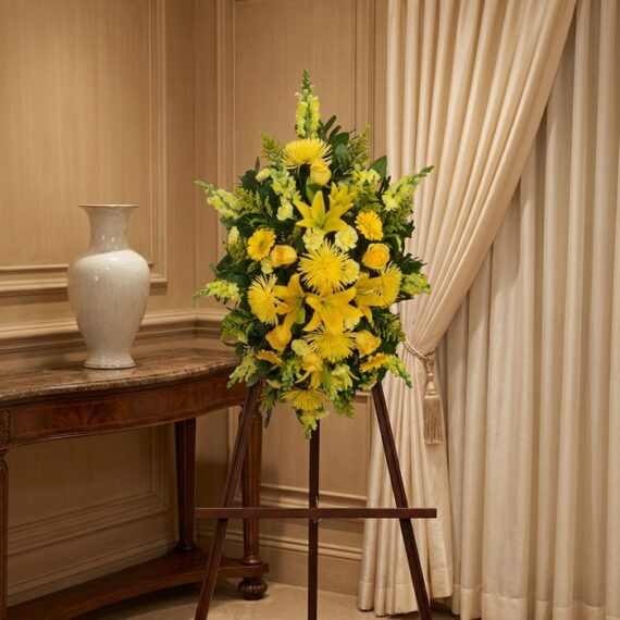 Pedestal de Homenaje "El Legado de Sebastian" con Flores Amarillas Pedestal de homenaje "El Legado de Sebastian" con un arreglo floral fúnebre de lirios y crisantemos amarillos, presentado ele