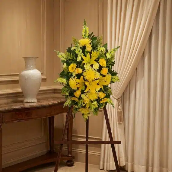 Pedestal de Homenaje "El Legado de Sebastian" con Flores Amarillas Pedestal de homenaje "El Legado de Sebastian" con un arreglo floral fúnebre de lirios y crisantemos amarillos, presentado ele