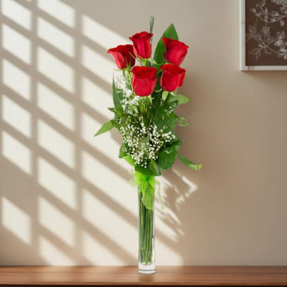 Solitario con Rosas Marilyn: Elegancia Floral para Regalar en Ecommerce Arreglo floral Solitario con Rosas Marilyn en un jarrón de cristal, sobre una superficie de mármol pulido, con un fondo elega